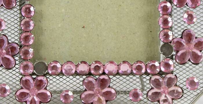 Pink embezzled frame - table standing