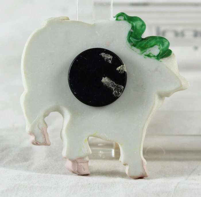 Pig magnet - wearing green bow - white