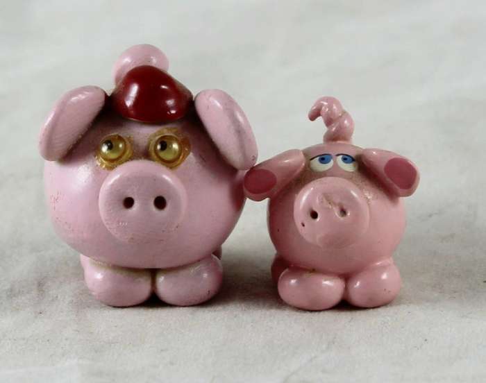 Miniature pair of pink pigs