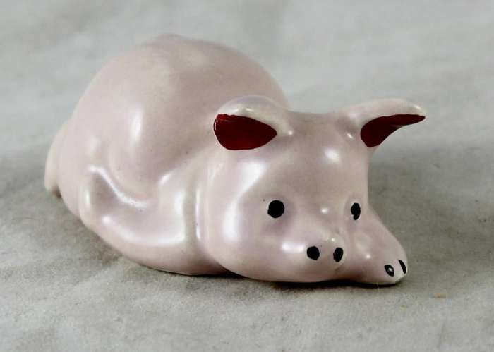 Small pink pig - laying down