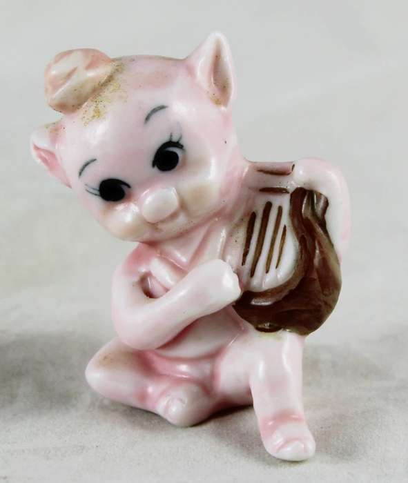 Small pig playing a lyre