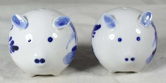 Character salt & pepper set - blue & white pigs