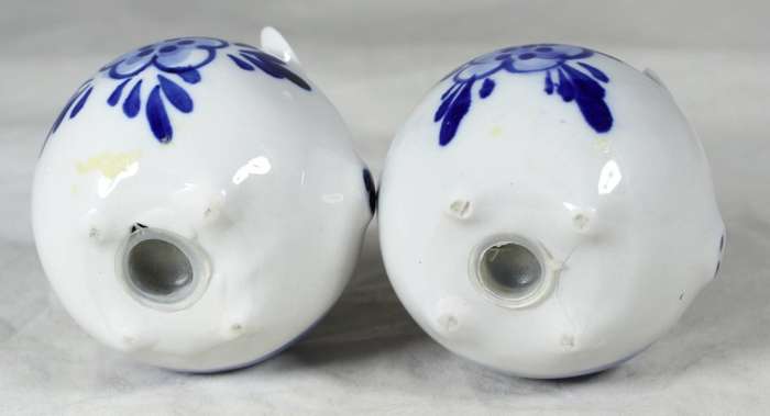 Character salt & pepper set - blue & white pigs