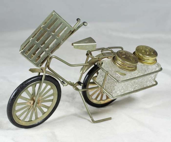Character salt & pepper set - bicycle
