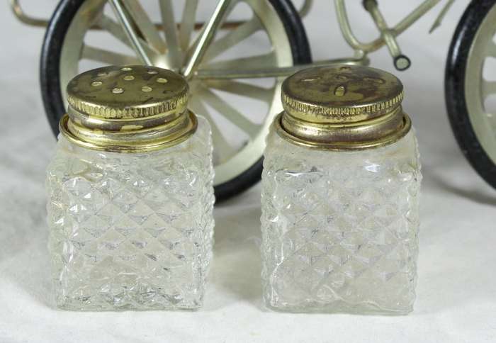 Character salt & pepper set - bicycle