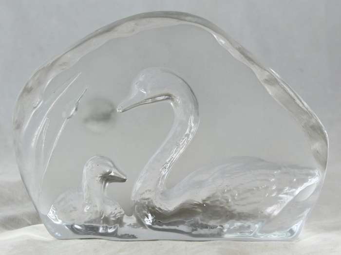 Crystal d`Antiques Swan paperweight