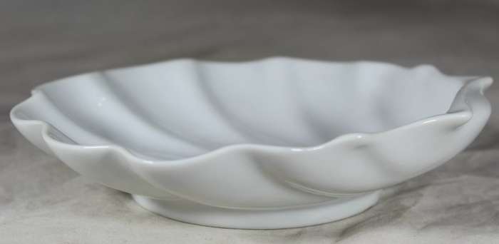 Porcelain dishes - white shells