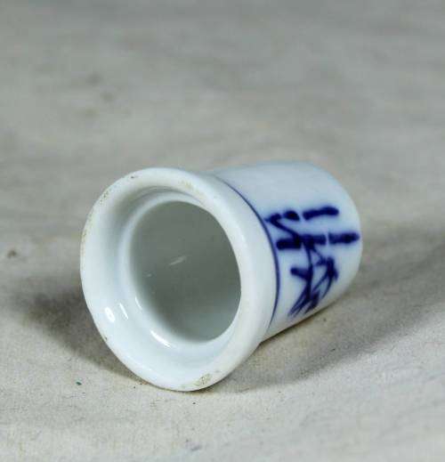 Thimble - blue and white reeds