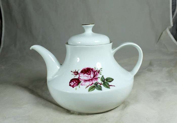 Constantia roses - tea kettle