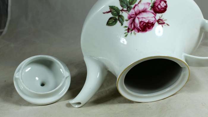 Constantia roses - tea kettle