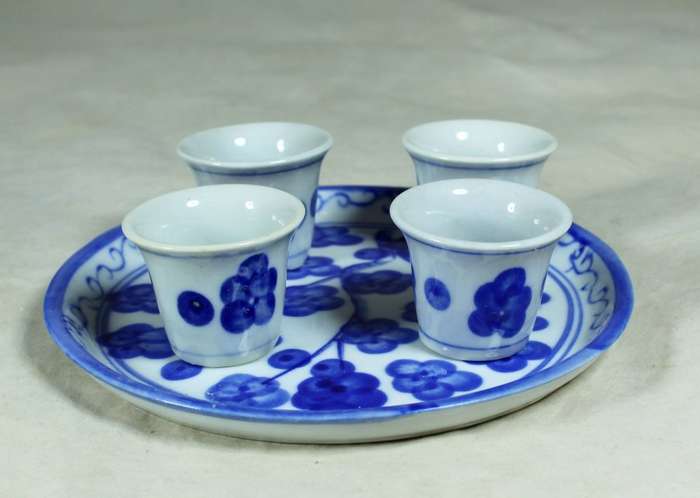 Blue tray with saki cups