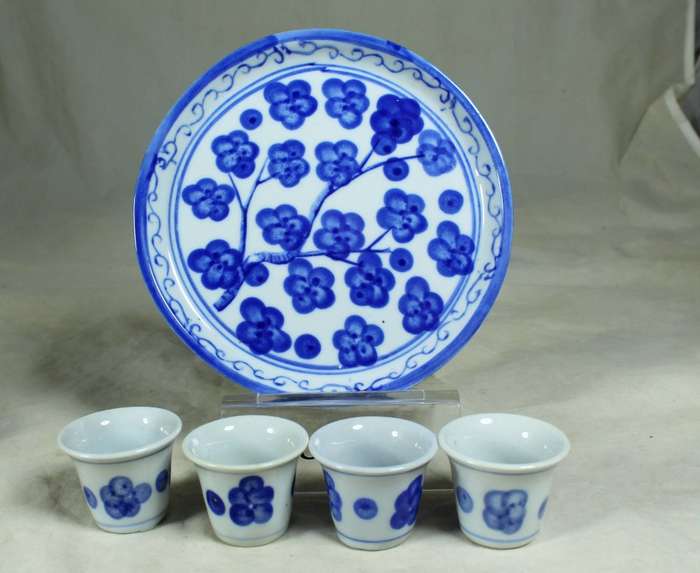 Blue tray with saki cups