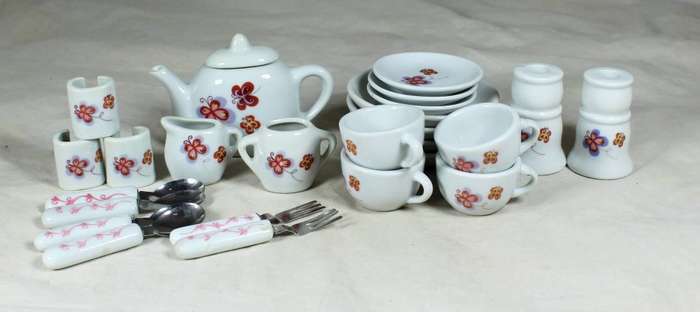 A  Lovely Kids Tea Set - Bid Now!!!
