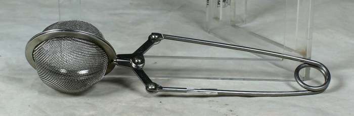 Enclosed tea strainer