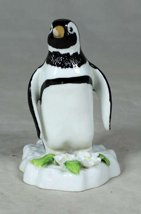 A BEAUTIFUL SHAFFORD PENGUIN FIGURINE - BID NOW!!!!