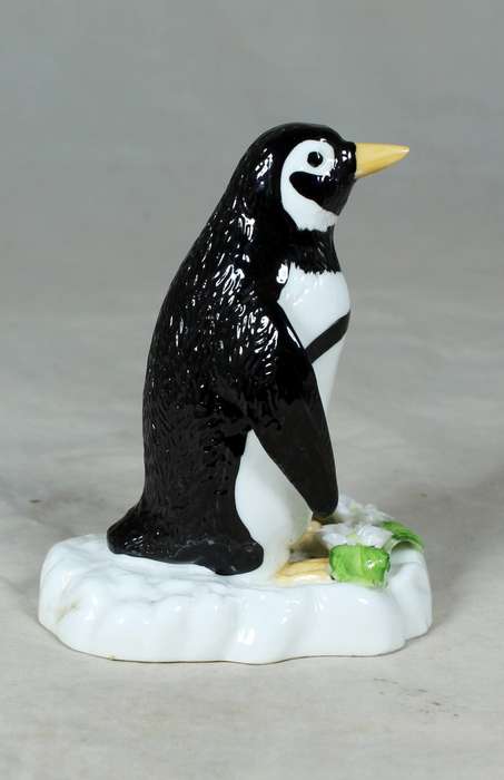 A BEAUTIFUL SHAFFORD PENGUIN FIGURINE - BID NOW!!!!