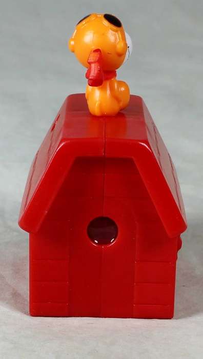 Peanuts on a kennel with a viefinder