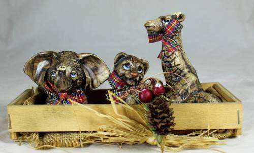 Basket with ceramic condiment holder