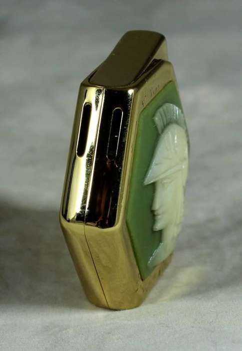 Royal Elsa Cameo Lighter with Victorian soldier
