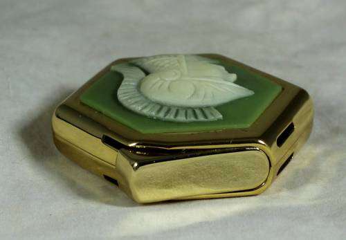 Royal Elsa Cameo Lighter with Victorian soldier