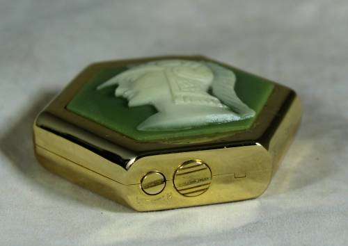 Royal Elsa Cameo Lighter with Victorian soldier