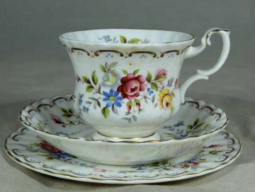 ROYAL ALBERT JUBILEE ROSE TRIO (ELEGANT) - BID NOW!!