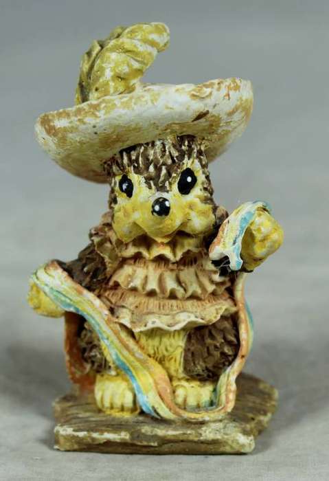 Miniature Mexican mouse dressed in her traditional clothes