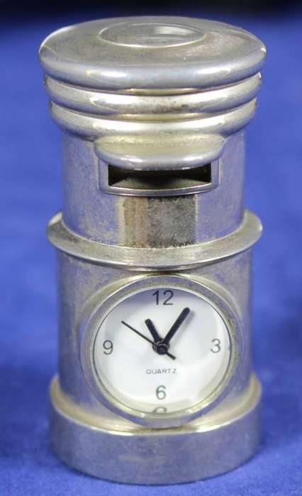 Hachette clock with booklet - British Pillar Box