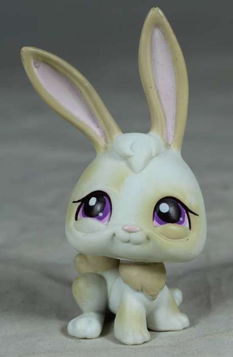 LITTLEST PET SHOP AUTHENTIC RANGE WITH A RED MAGNET(HASBRO 2004)BUNNY RABBIT WITH PURPLE EARS