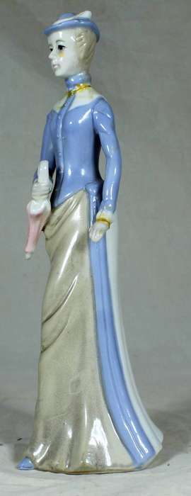 Llardo style figurine - lady holding an umbrella