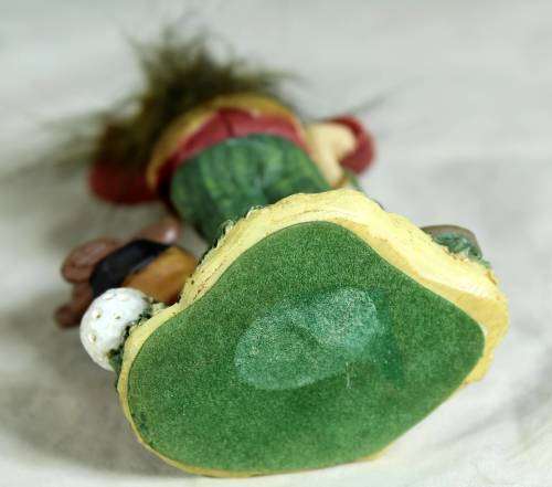 Leprechaun golfer looking for his ball