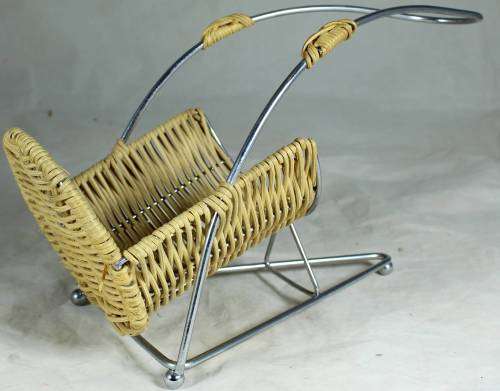 Wicker wine bottle stand