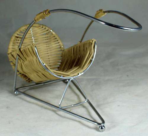 Wicker wine bottle stand