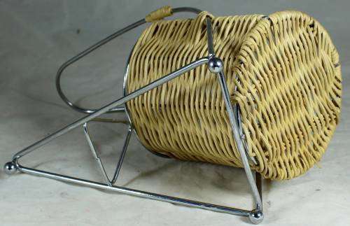 Wicker wine bottle stand