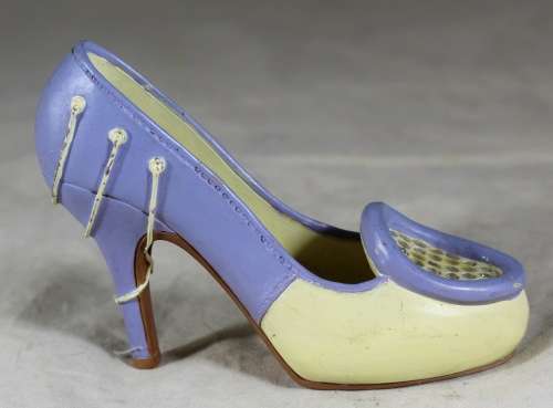 Belle Dame - small display shoe