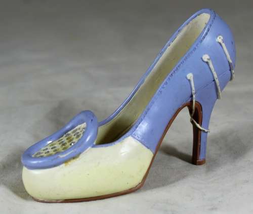 Belle Dame - small display shoe