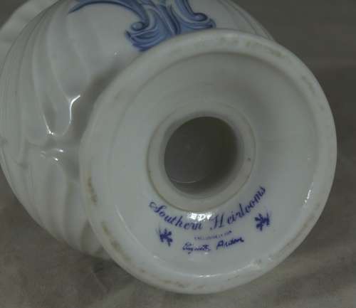 Elisabeth Arden - Southern heirloom powder shaker