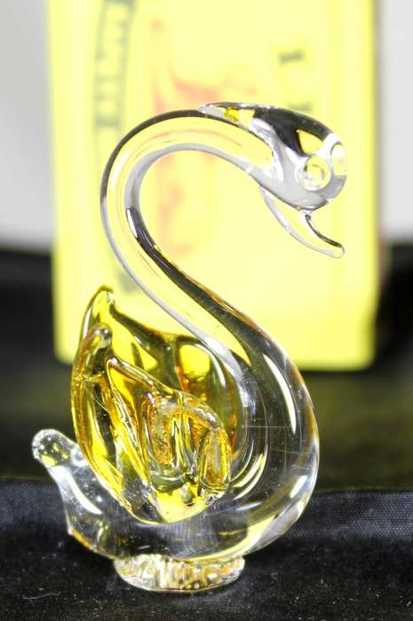 Glass swan - yellow