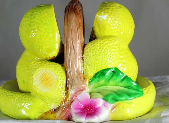 Pair of salt & pepper duck shakers - split lemons on stand