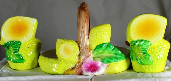 Pair of salt & pepper duck shakers - split lemons on stand