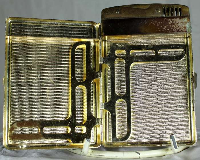 Cigarette case with built-in lighter