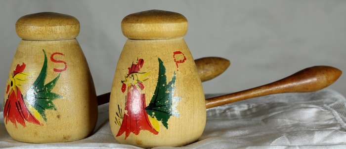 Character salt & pepper set - wooden pots with handles