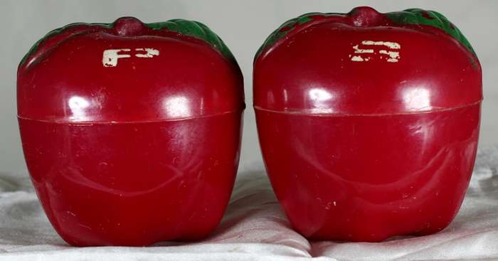 Character salt & pepper set - plastic apples