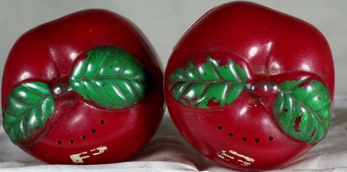 Character salt & pepper set - plastic apples