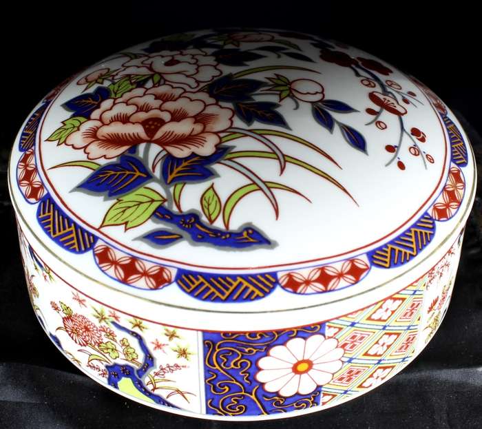 Lidded Imari bowl