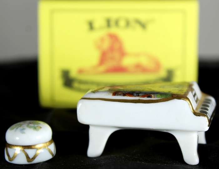 Limoge piano & chair