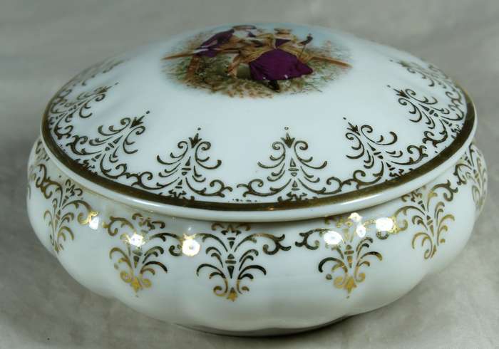 Lidded trinket box with Victorian couple