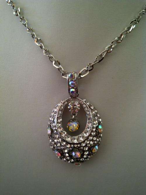 "LATE ENTRY" DIAMANTE Pendant Necklacet. - high quality - a BEAUTY!