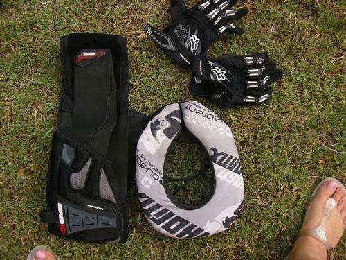 MOTORBIKE BRACE KIDNEY AND GLOVES FOX MEDIUM