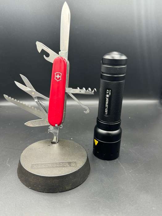 Victorinox Huntsman + LED Lenser T7